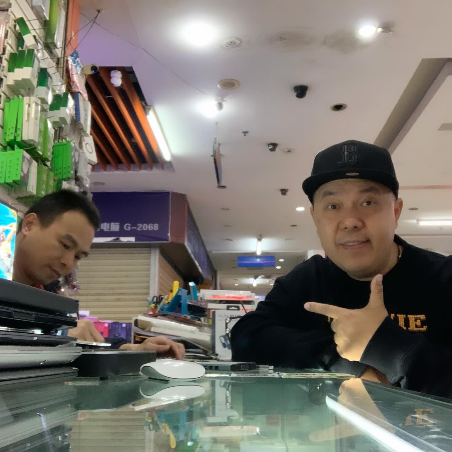 Jiam is the man in the #Dongguan community for cell phones and computers. Visit him and he will take care of you.