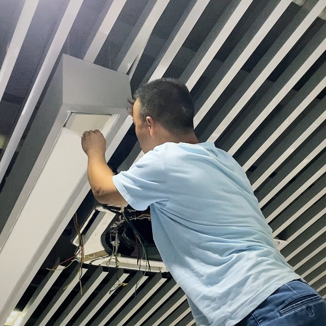 Chen is checking the light above the bar. We do want to offer drinks at the new shop. Look forward to offering more to the customers and fans!