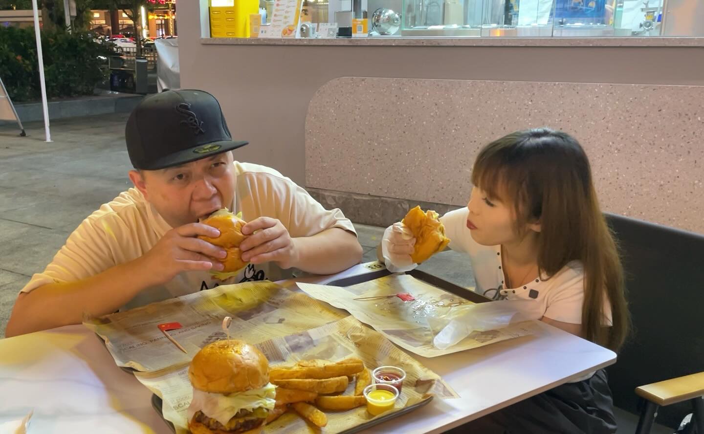 Check out how Cathy and I are enjoying the burgers. #RestaurantReview #美食探店