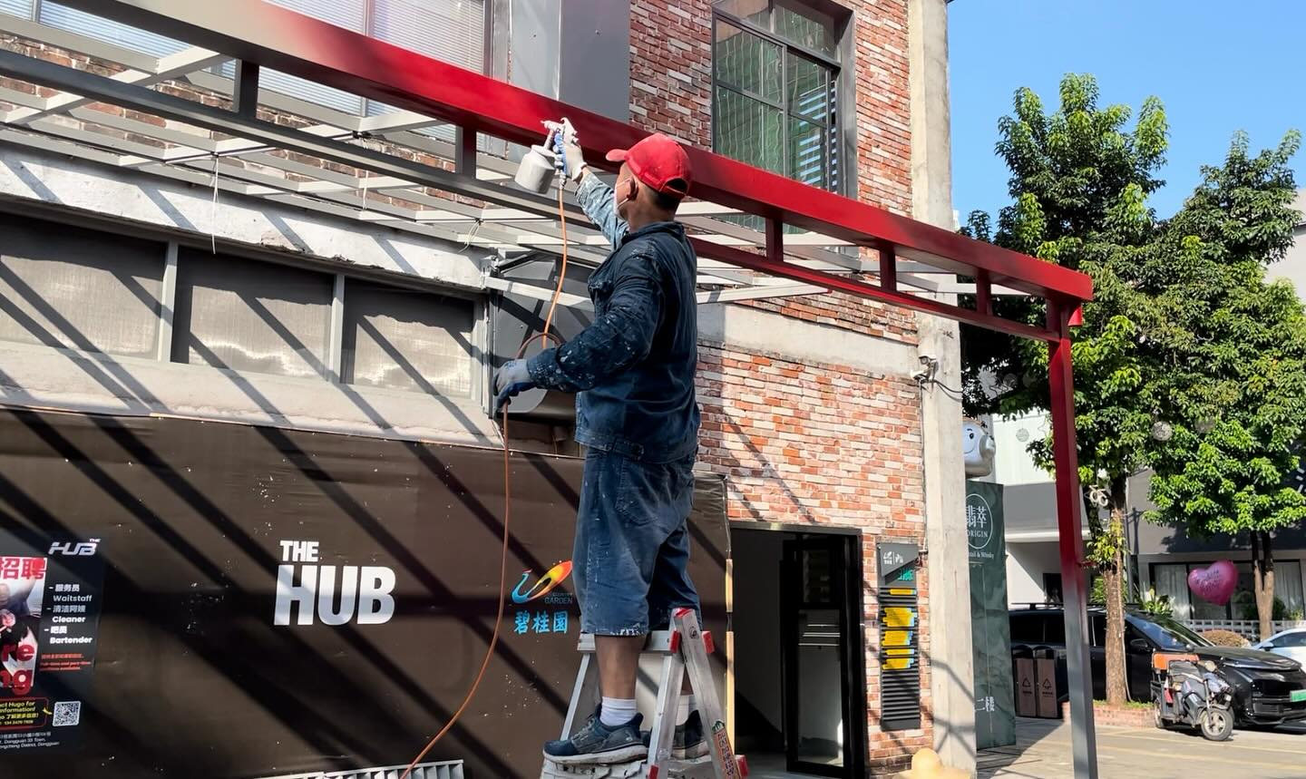 Applying the #红屋 red now! #TheHUB