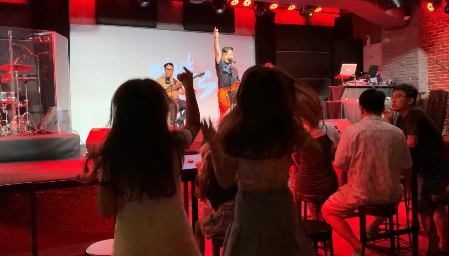 It’s great to see people dancing while the band performs. #TheHUB #红屋