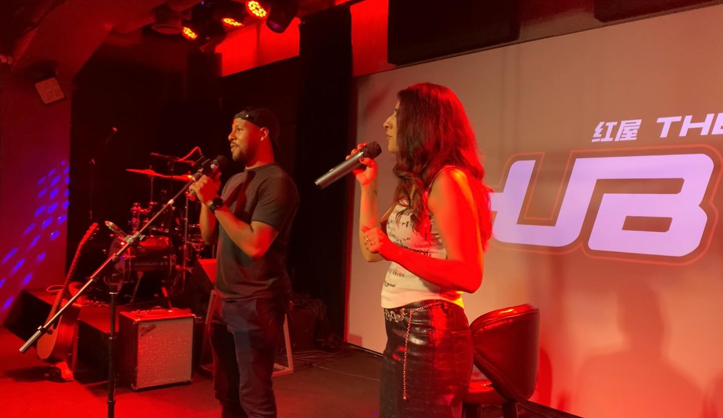 Dillion was doing a couple of songs with Brittany, that’s nice! #TheHUB #红屋