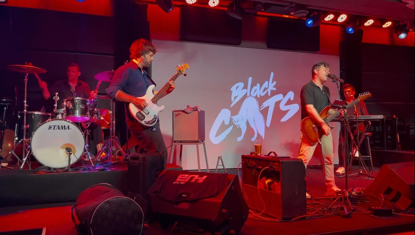Coldplay - The Scientist is a great song. Love Black Cats doing that. #TheHUB #红屋