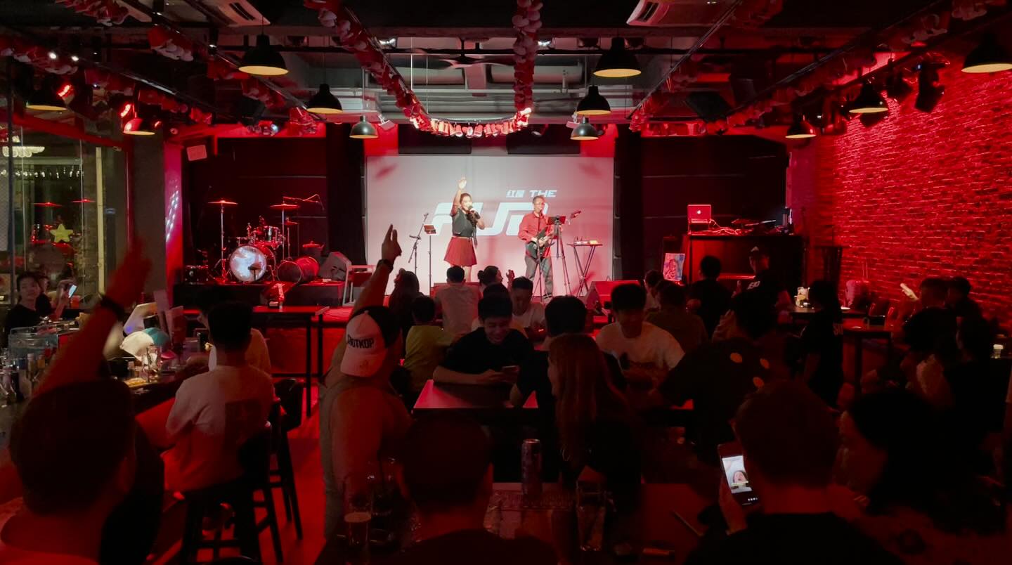 It’s great to have the crowd singing with the band. #TheHUB #红屋