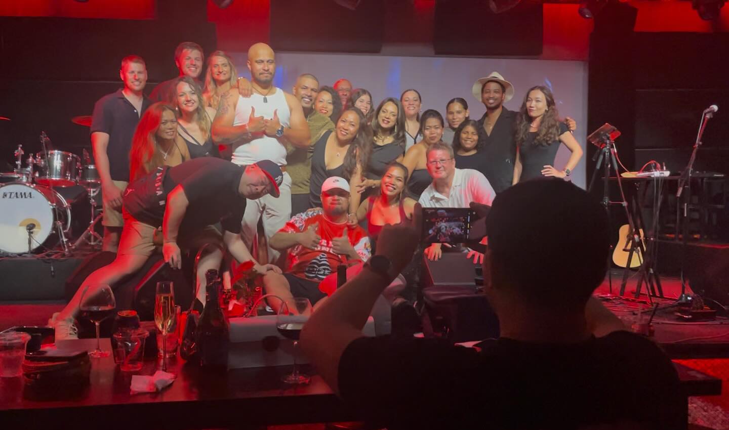 That’s a nice team photo. #TheHUB #红屋