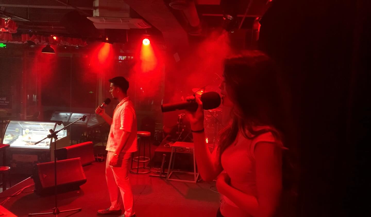 Jojo and Maria doing a song on stage together. #TheHUB #红屋