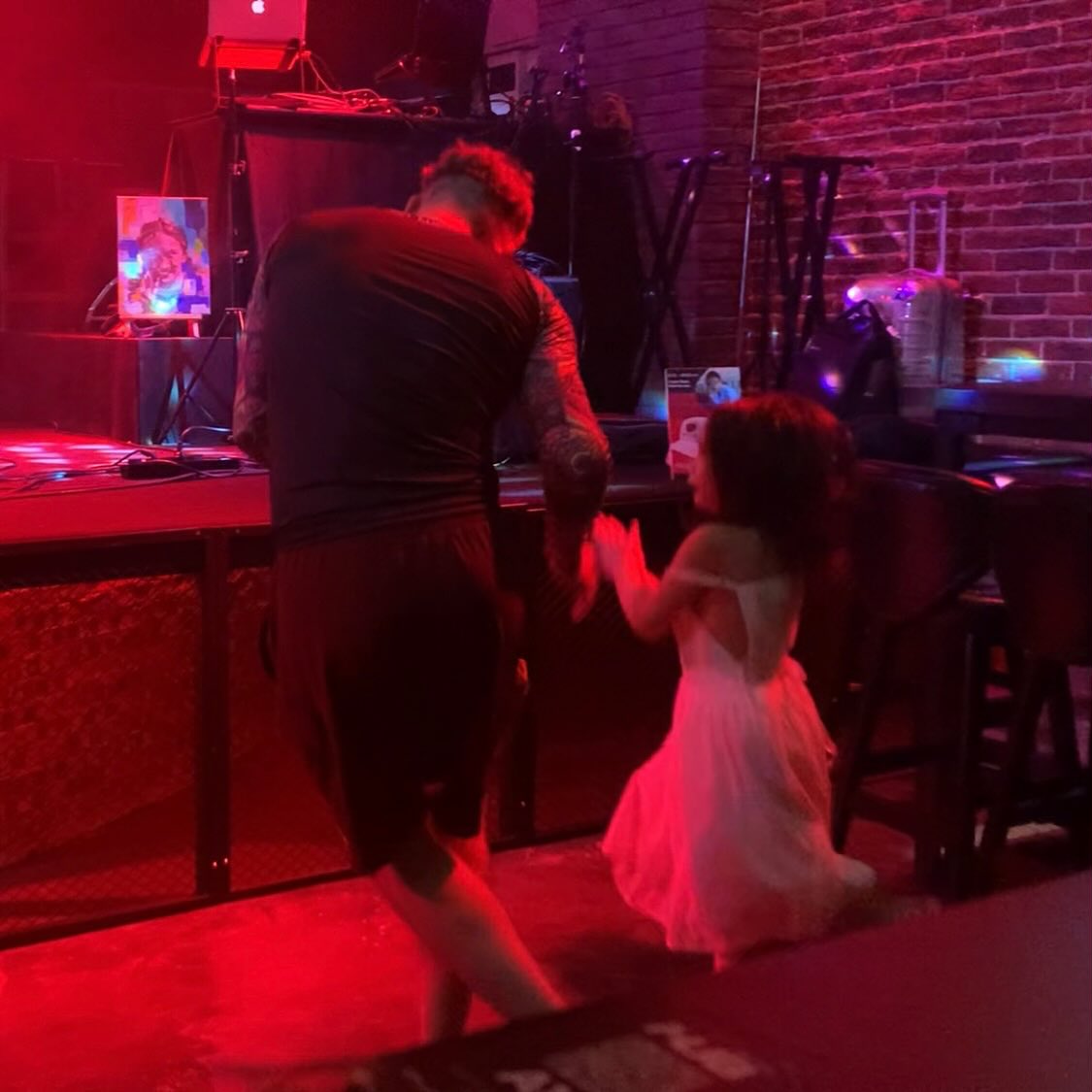 The little girl danced the whole night! #TheHUB #红屋