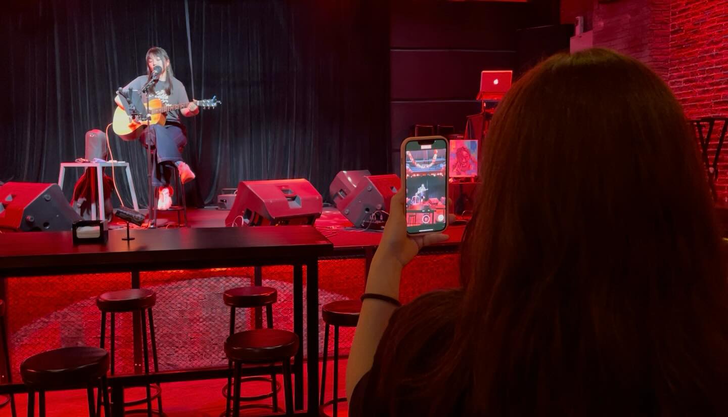 People do love to see Cara’s performance! #TheHUB #红屋