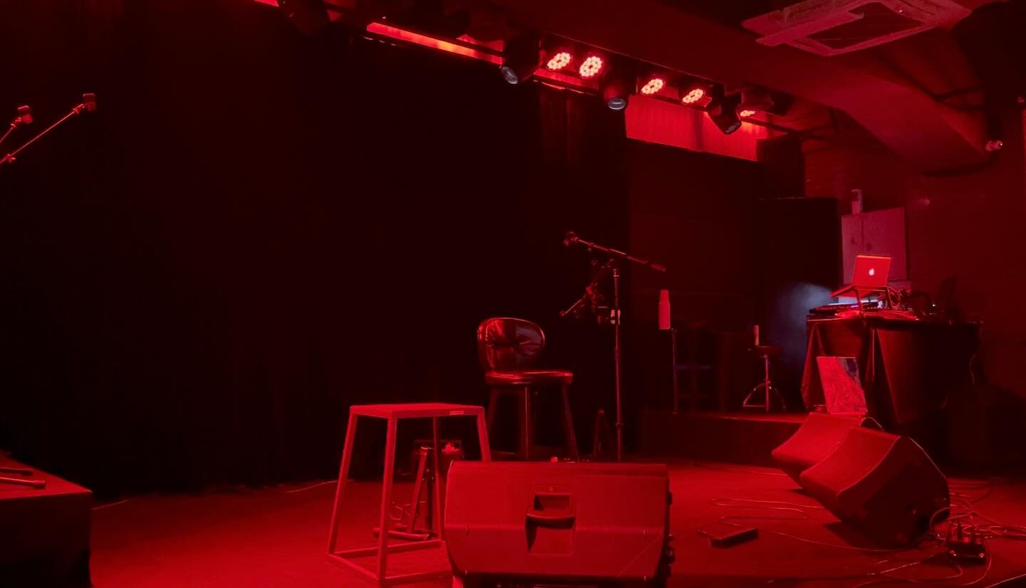 For sure we need to have a red color stage inside 红屋！