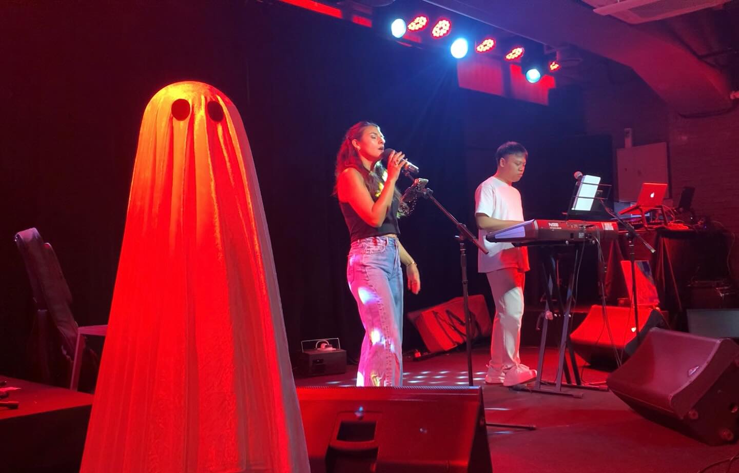 Brittany is back! We have a new guest on stage too! #TheHUB #红屋