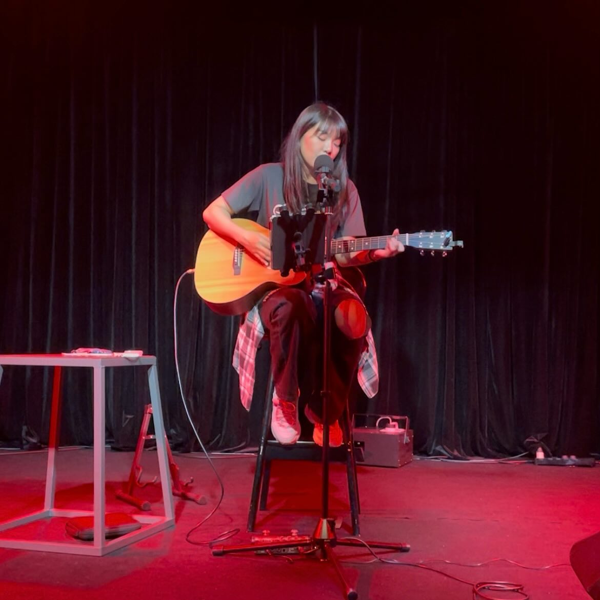 Another great performance by Cara Liu. She really should do more original songs! #TheHUB #红屋