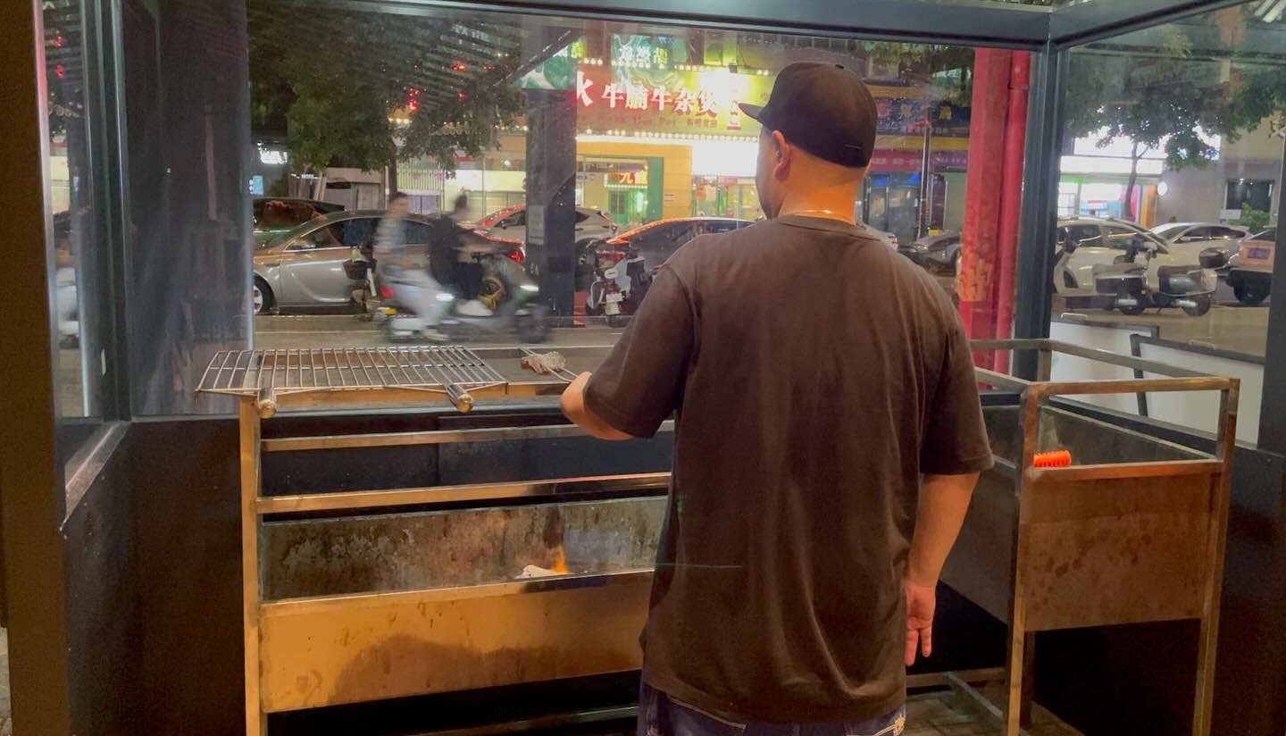 See whether I will become the BBQ chef. #TheHUB #红屋