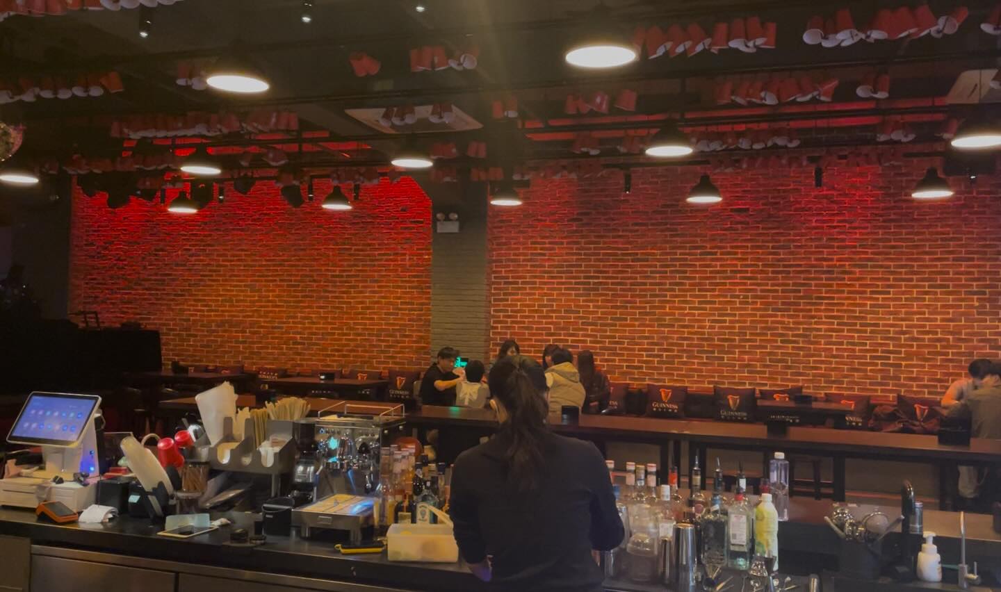 Changed the light bulbs, much brighter now! #TheHUB #红屋