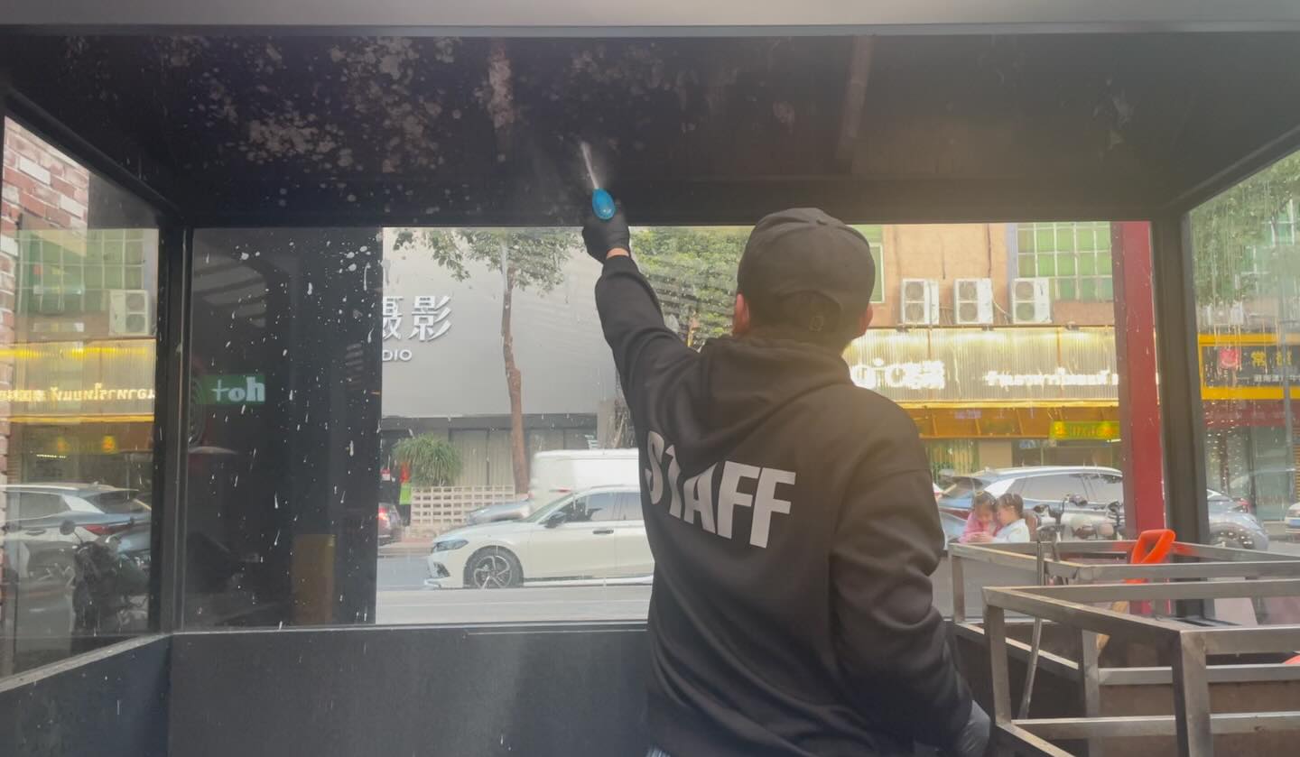 It’s time to clean the BBQ Station. #TheHUB #红屋